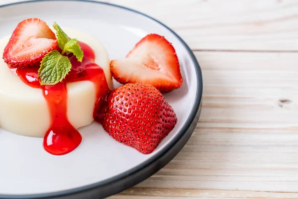 Pudim Iogurte Com Morangos Frescos Comida Saudável Sobremesa — Fotografia de Stock