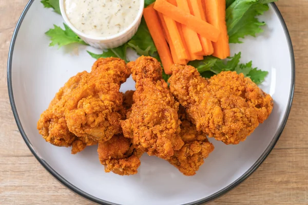 Sebzeli kızarmış tavuk kanadı.