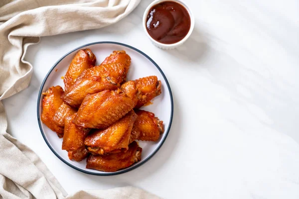 Barbekü tavuk kanadı sosu ile