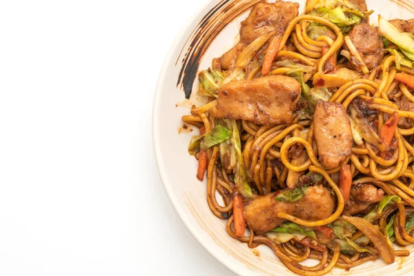 tavada kızartılmış yakisoba noodle beyaz arka plan üzerinde izole domuz eti ile