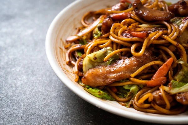 tavada kızartılmış yakisoba noodle pork - Asya gıda tarzı ile