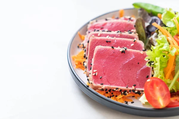 Taze ton balığı ve sebze salatası. Sağlıklı yemek.