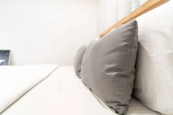 寝室のベッド インテリアの快適枕 — ストック写真