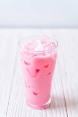 pembe çilek milkshake ahşap üzerine