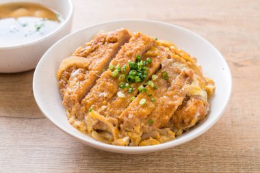 Kızarmış domuz pirzolası kasesi (Katsudon) - Japon yemek tarzı