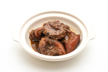 Beyaz arka plan üzerinde izole ot ile domuz eti güveç