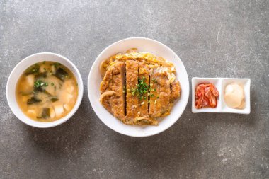 Kızarmış domuz pirzolası kasesi (Katsudon) - Japon yemek tarzı