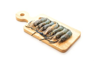 Beyaz arka plan üzerinde izole kesme tahtası üzerinde taze mavi karides