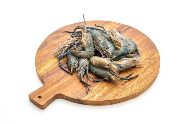 Beyaz arka plan üzerinde izole kesme tahtası üzerinde taze mavi karides