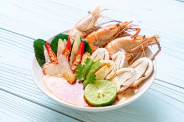 Baharatlı karides çorbası (Tom Yum Goong) - Tay geleneksel gıda