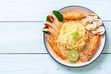 Baharatlı karides spagetti makarna (Tom Yum Goong) - İtalyan Füzyon gıda tarzı