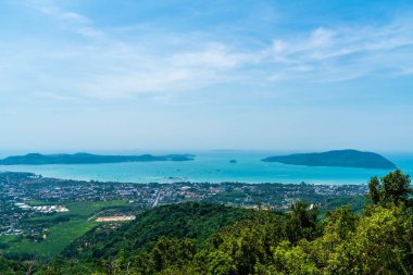 Phuket şehir manzarası ile deniz plaj ve mavi gökyüzü