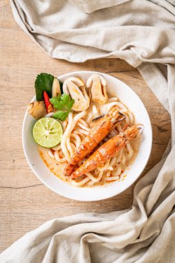 Baharatlı karides udon ramen noodle (Tom Yum Goong) - Japon füzyon gıda tarzı