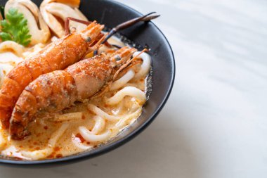 Baharatlı karides udon ramen noodle (Tom Yum Goong) - Japon füzyon gıda tarzı