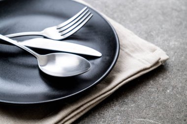 boş tabak kaşık çatal ve bıçak masada