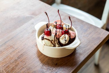 pişmiş hatmi ve dondurma kase ile çikolatalı kek