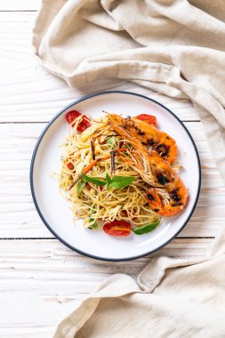 ızgara karides ve domates - İtalyan Füzyon gıda tarzı ile tavada kızartılmış spagetti