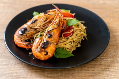 ızgara karides ve domates - İtalyan Füzyon gıda tarzı ile tavada kızartılmış spagetti