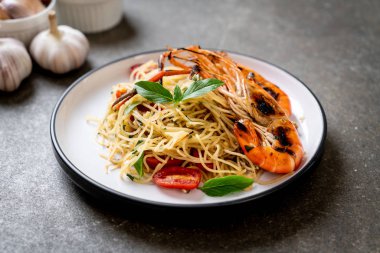 ızgara karides ve domates - İtalyan Füzyon gıda tarzı ile tavada kızartılmış spagetti