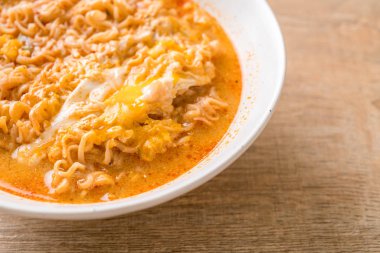 Tay baharatlı şehriye kase (Tom Yum Kung)