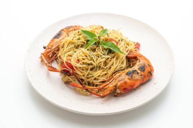 ızgara karides ve beyaz arka plan üzerinde izole domates ile tavada kızartılmış spagetti
