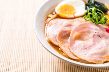 Baharatlı miso udon ramen noodle ile domuz eti - Japon gıda tarzı