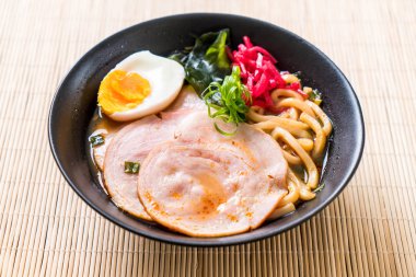 Baharatlı miso udon ramen noodle ile domuz eti - Japon gıda tarzı