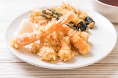 karides tempura (hırpalanmış kızarmış karides) sebze - Japon gıda tarzı