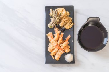 karides tempura (hırpalanmış kızarmış karides) sebze - Japon gıda tarzı