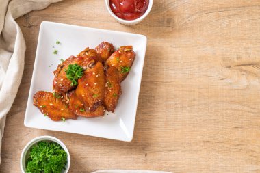 Beyaz susamlı ızgara tavuk kanadı.