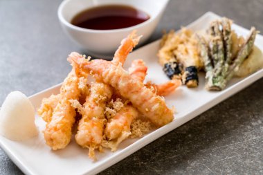 karides tempura (hırpalanmış kızarmış karides) sebze - Japon gıda tarzı