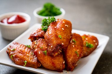 Beyaz susamlı ızgara tavuk kanadı.