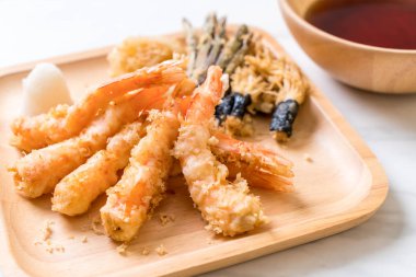 karides tempura (hırpalanmış kızarmış karides) sebze - Japon gıda tarzı