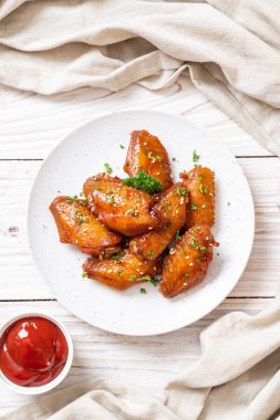 Beyaz susamlı ızgara tavuk kanadı.