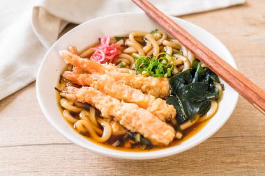 Japon usulü karidesli ramen eriştesi.