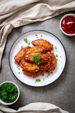 Beyaz susamlı ızgara tavuk kanadı.