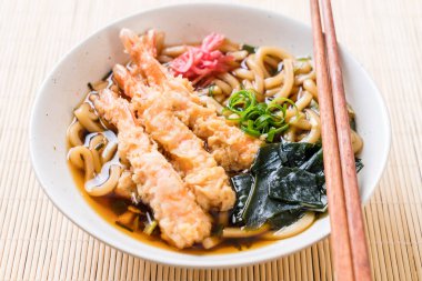 Japon usulü karidesli ramen eriştesi.