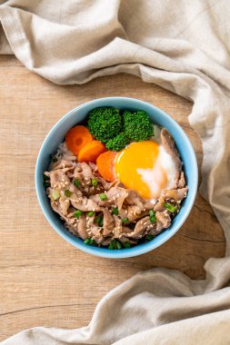 Donburi, domuz eti Pilav kasesi onsen yumurta ve sebze - Japon gıda tarzı