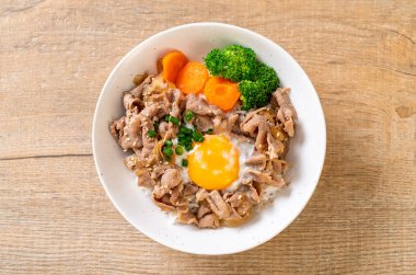 Donburi, domuz eti Pilav kasesi onsen yumurta ve sebze - Japon gıda tarzı