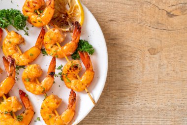 Limon - deniz ürünleri tarzı ile ızgara kaplan karides şiş