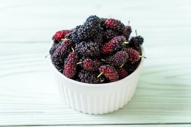 ahşap masa taze dut kase