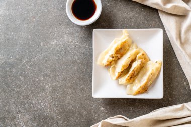 Japon gyoza 'sı ya da soya soslu hamur tatlısı.