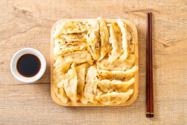 Japon gyoza 'sı ya da soya soslu hamur tatlısı.