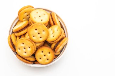 Beyaz arka planda izole edilmiş ananas reçelli hindistan cevizi bisküvisi