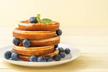 Taze yaban mersinli gözleme.