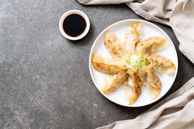 Japon gyoza 'sı ya da soya soslu hamur tatlısı.