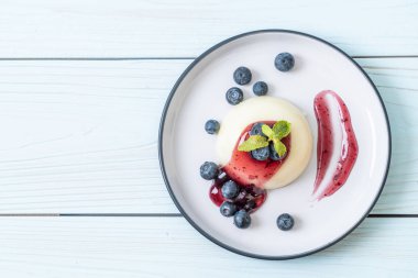 yoğurt puding taze yaban mersini - sağlıklı yemek ve tatlı ile
