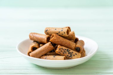 Taylandlı çıtır Hindistan cevizi roll - Tay tatlı snack