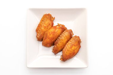 Beyaz arka plan üzerinde izole Barbekü tavuk kanadı