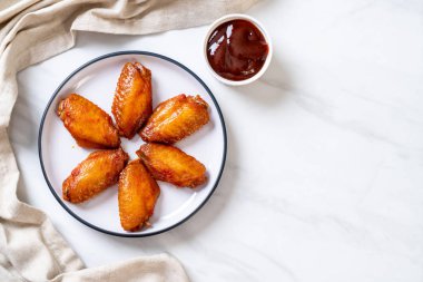 Barbekü tavuk kanadı sosu ile